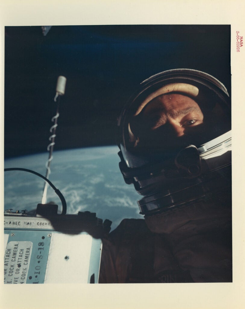 httpswww.popphoto.comsitespopphoto.comfilesfilesBuzz-Aldrin-First-self-portrait-in-space-Gemini-12-November-1966.jpg