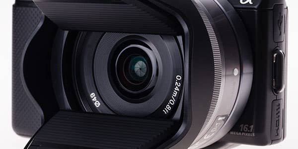The Hoocap Melds A Lens Hood And Cap In One The Hoocap Melds A Lens Hood And Cap In One