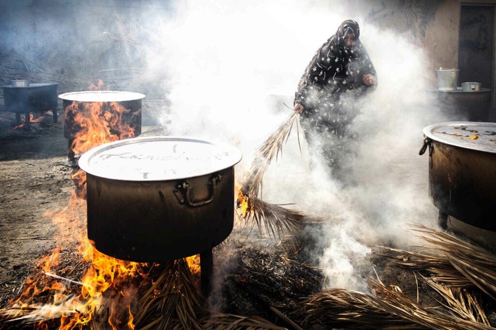 Shiite Muslims take part in a ceremony marking Ashura, this act of traditional cooking without gas.