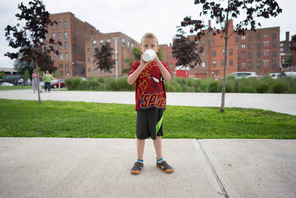 A typical wide street portrait to show off the lack of chromatic aberration in the high contrast edges. There's a noticeable green band of aberration at the very edges, but it's easy to take out and there's no purple fringing, even around the oddly-shaped leaves. 1/3 stop exposure added in post.