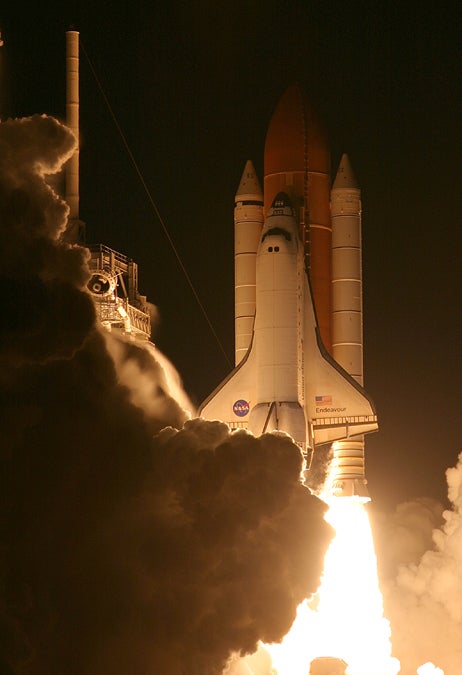 Shuttle Endeavour launches on STS-132.jpg