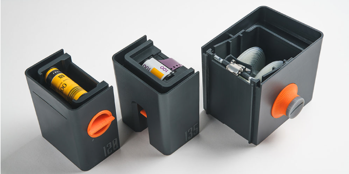 Lab-Box Is an All-In-One Film Developing Station That Doesn’t Require a Darkroom Lab-Box Is an All-In-One Film Developing Station That Doesn’t Require a Darkroom