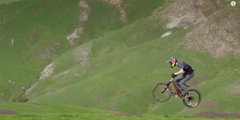 This Amazing Mountain Bike Scene Was Done In One Shot With a Fascinating Camera Rig This Amazing Mountain Bike Scene Was Done In One Shot With a Fascinating Camera Rig