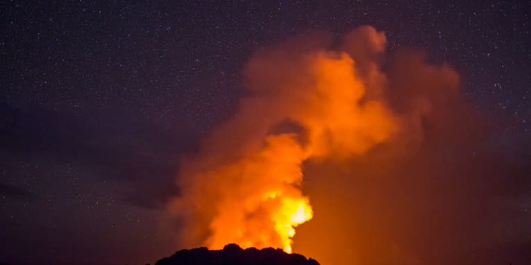This Time-Lapse Shows the Stars Over Molten Lava As It Enters the Ocean