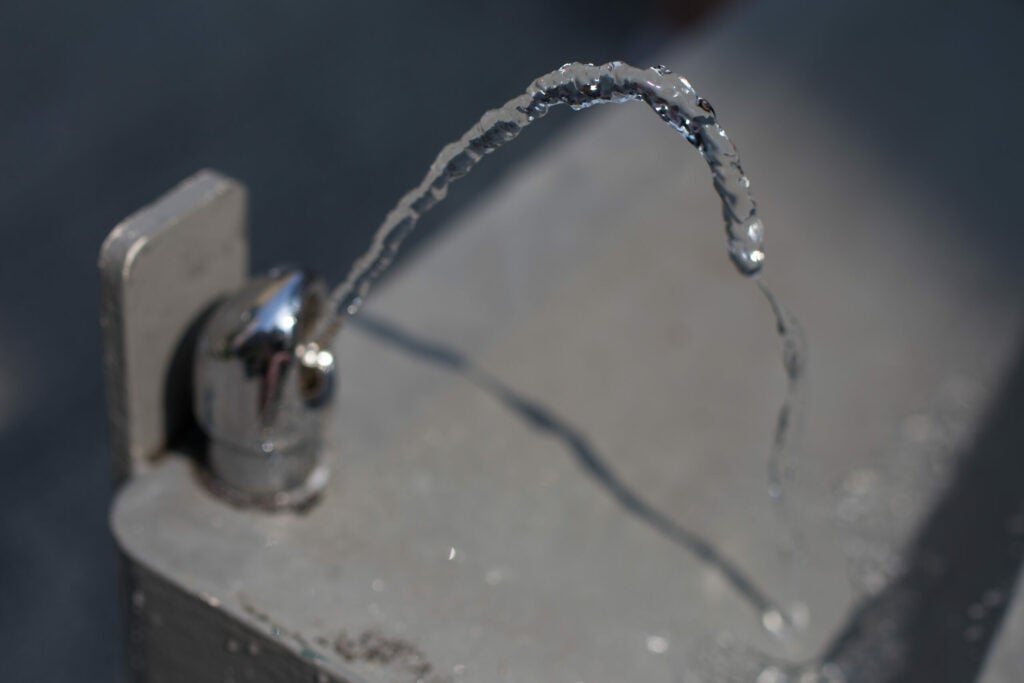 When it comes to focusing speed, the lenses seemed pretty quick as long as there wasn’t a huge difference in focus distances. Standing next to this water fountain, the lens was able to lock focus quickly on the tricky moving water stream.