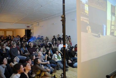 Slideluck-Potshow-Attendees-watch-a-presentation