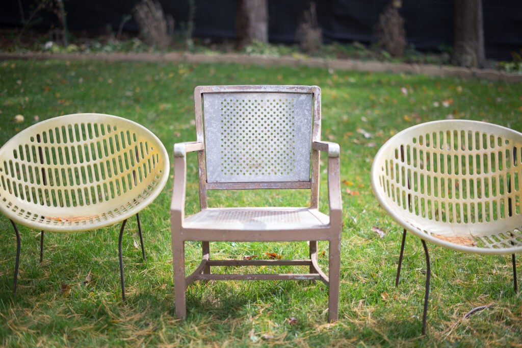 A wide-open example shot from a distance to get more depth of field while maintaining separation. The tiny holes and the weathered finish on the chair are very accurately represented.