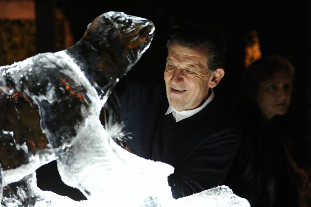 Duncan Hamilton carving ice art