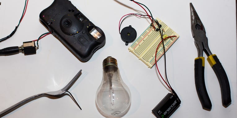 How One Photographer Captures High-Speed Exploding Bulbs — On the Cheap How One Photographer Captures High-Speed Exploding Bulbs — On the Cheap