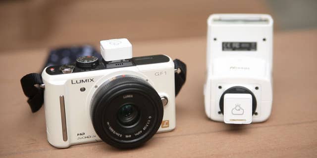 FlashQ Is Crowdfunding For A Tiny Wireless Flash Trigger System FlashQ Is Crowdfunding For A Tiny Wireless Flash Trigger System