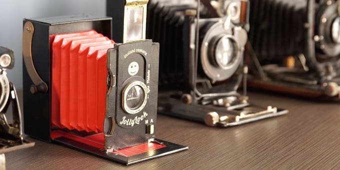 Jollylook Is an Instant Film Camera With a Vintage Look and a Body Made of Paper and Cardboard Jollylook Is an Instant Film Camera With a Vintage Look and a Body Made of Paper and Cardboard
