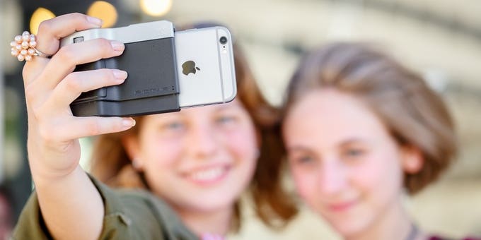 Kickstarter: Miggo Pictar Is a Grip Attachment That Makes the iPhone Feel More Like a Camera