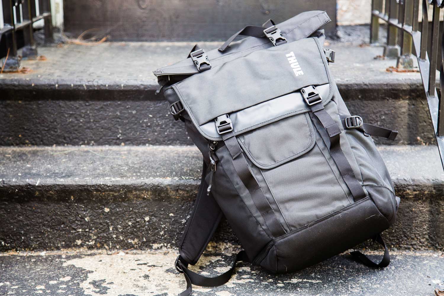 Zwerver Ontrouw monster Camera Bag Review: Thule Covert Roll-Top Backpack | Popular Photography