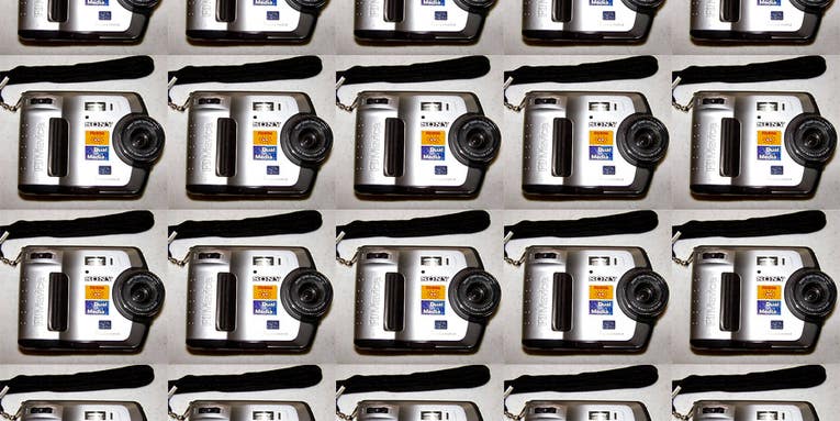 Ebay Watch: Apple’s Digital Camera, a White Nikon Lens and More!