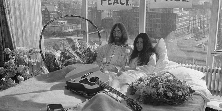 Photographer reflects on capturing John and Yoko’s “Bed-In” when he was only 15 years old