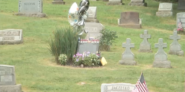 Watch: Live and Direct From Andy Warhol’s Grave Watch: Live and Direct From Andy Warhol’s Grave