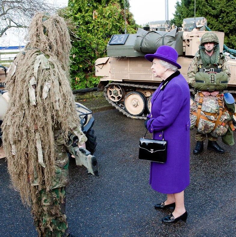 Britain's Queen Elizabeth meets a sniper from the Household Cavalry during a visit to Combermere Barracks in Windsor, southern England November 26, 2012. REUTERS/David Parker/Pool (BRITAIN - Tags: ENTERTAINMENT MILITARY SOCIETY ROYALS CONFLICT)