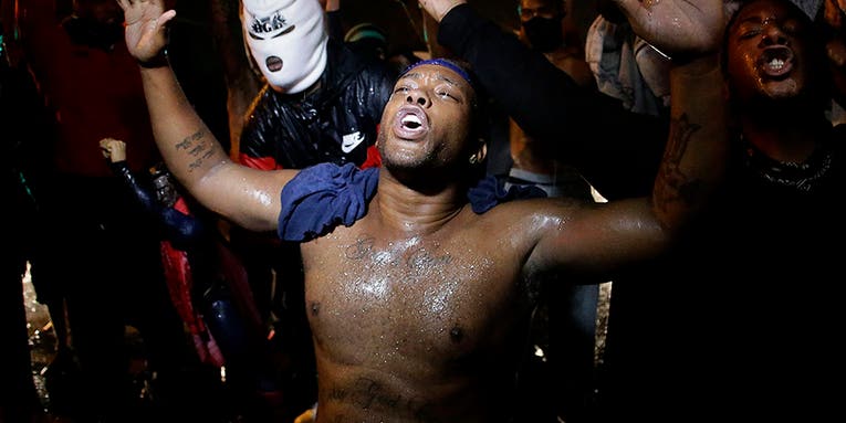 Photojournalist Has Rifle Pointed in Face While Covering Ferguson Protests Photojournalist Has Rifle Pointed in Face While Covering Ferguson Protests