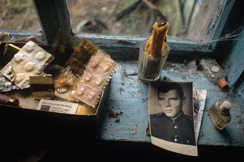 When Soviet authorities finally ordered the evacuation, the residents’ hasty departure often meant leaving behind their most personal belongings. The Soviet Union did not admit to the world that an accident had occurred until two days after the explosion, when the nuclear fallout cloud reached Sweden and scientists there noticed contamination on their shoes before entering their own nuclear power plant. [Opachichi, Ukraine, 1993] The Long Shadow of Chernobyl - Photographs © Gerd Ludwig/INSTITUTE Erst als der radioaktive Niederschlag bereits Schweden erreicht hatte, räumten sowjetische Behörden den Unfall ein und evakuierten auch die umliegenden Dörfer. Das Fensterbrett eines leer stehenden Hauses ist stummer Zeuge der hastigen Evakuierung. Da man den Bewohnern versprach, sie könnten in wenigen Tagen zurückkehren, nahmen viele nur das Notwendigste mit. [Opatschitschi, Ukraine, 1993] Der Lange Schatten von Tschernobyl - Fotos © Gerd Ludwig/INSTITUTE L’Union soviétique a admis au monde qu’un accident s’était produit deux jours après l’explosion, lorsque le nuage nucléaire avait atteint la Suède et que les scientifiques y constatèrent une contamination sur leurs chaussures en entrant dans leur propre centrale nucléaire. [Opachichi, Ukraine, 1993] L'ombre De Tchernobyl - Photographies © Gerd Ludwig/INSTITUTE