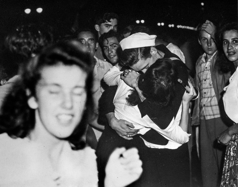 Unpublished V-J Day Photos Echo Eisenstaedt’s “The Kiss”