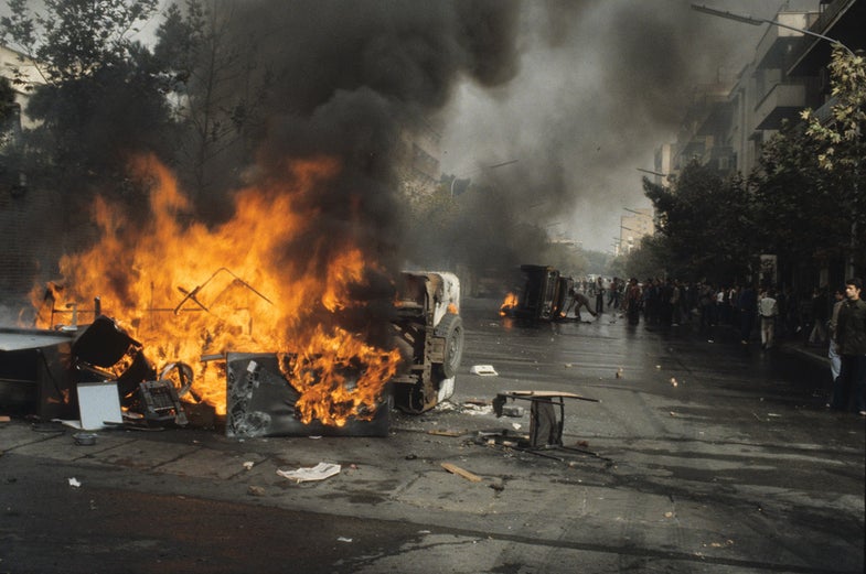 Iran - attack againt the rastakhiz party office. riots, fighting against the army Teharan - Iran /// attaque contre un bureau du parti officiel le rastakhiz. manifestation ; emeute , combat contre l armee Teheran - Iran /// IRAN24961 34