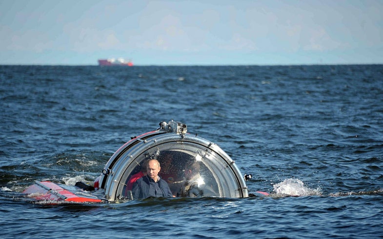 Russia's President Vladimir Putin (L) is seen through the glass of C-Explorer 5 submersible after a dive to see the remains of the naval frigate "Oleg", which sank in the 19th century, in the Gulf of Finland in the Baltic Sea July 15, 2013. REUTERS/Aleksey Nikolskyi/RIA Novosti/Kremlin (RUSSIA - Tags: POLITICS ENVIRONMENT TRANSPORT TPX IMAGES OF THE DAY) ATTENTION EDITORS - THIS IMAGE HAS BEEN SUPPLIED BY A THIRD PARTY. IT IS DISTRIBUTED, EXACTLY AS RECEIVED BY REUTERS, AS A SERVICE TO CLIENTS - RTX11NHG