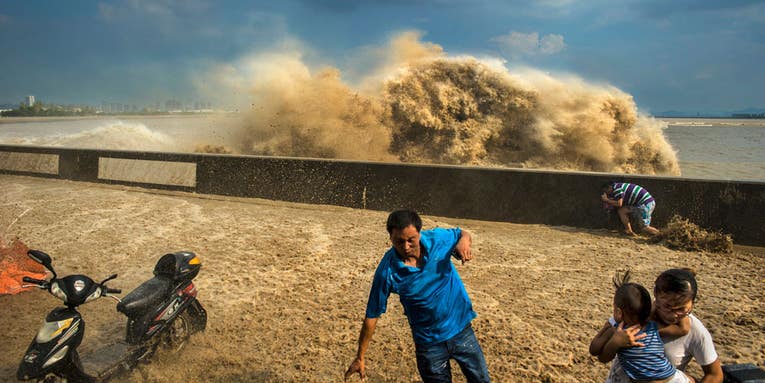 Photo of the Day: Waves in the Qiantang River Photo of the Day: Waves in the Qiantang River