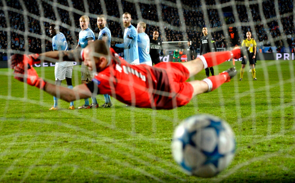 Malm goalkeeper Johan Wiland throws himself to the left, but he's to late. He has to watch as Brazilian winger Lucas Mouras's ball from a 20 yard free-kick passes his gloves and into the net for Paris Saint-Germain. Pa Konate, Franz Brorsson, Rasmus Bengtsson, Jo Inge Berget and Oscar Lewicki in the Swedish wall are all gaping spectators as Moura and Zlatan Ibrahimovich sees the Brazilians training pay dividend. Ibrahimovich had scored from the same angle in earlier matches, and there weren't few that thought he was going to score this one as well. However, the Swede stepped back and let the Brazilian steal the show.