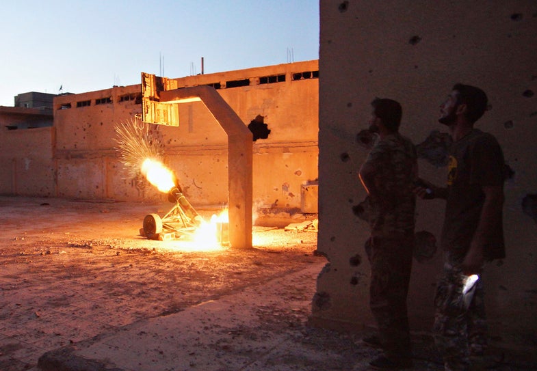 Free Syrian Army fighters react during the launching of a rocket towards forces loyal to Syria's President Bashar al-Assad in Deir al-Zor August 29, 2013. Picture taken August 29, 2013. REUTERS/Khalil Ashawi (SYRIA - Tags: POLITICS CIVIL UNREST CONFLICT) - RTX1318L