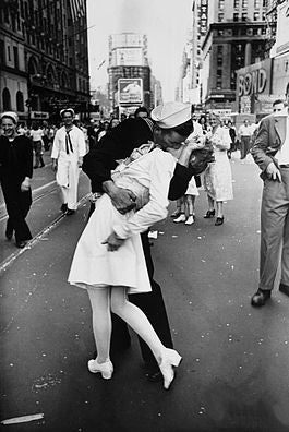 httpswww.popphoto.comsitespopphoto.comfilesfileswysiwyg_imageupload46Legendary_kiss_VE28093J_day_in_Times_Square_Alfred_Eisenstaedt_0.jpg