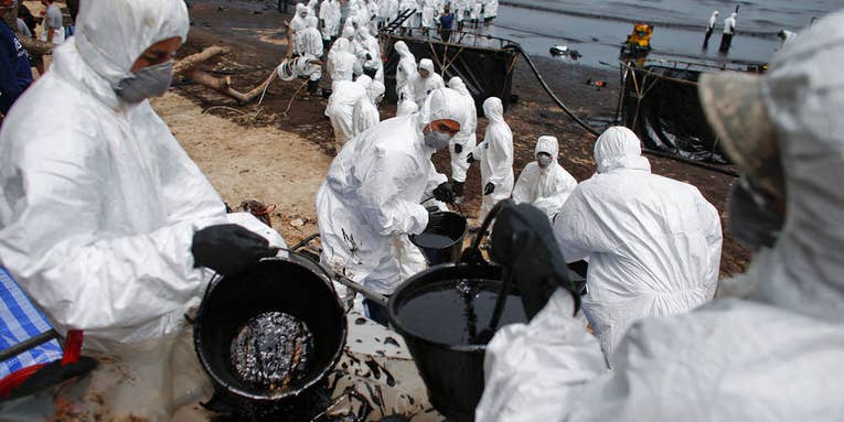 Photo of the Day: Crude Oil Cleanup in Thailand