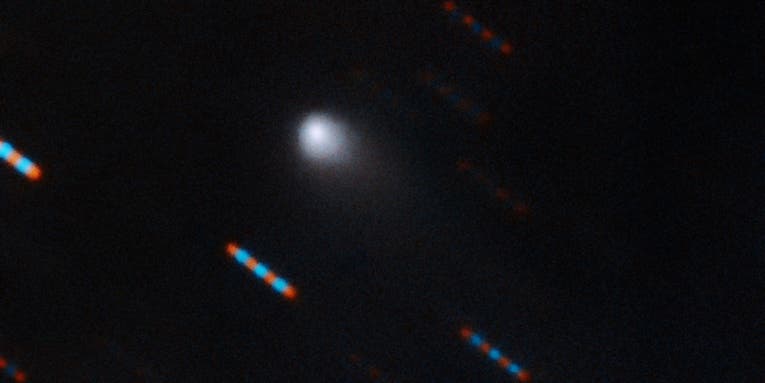 Scientists are scrambling to take more photos of this seemingly alien comet