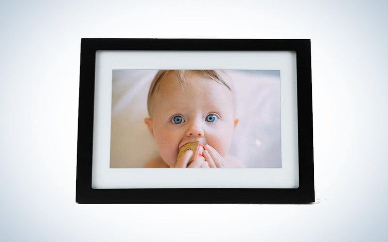 digital picture frame with a baby is a great gift for mom