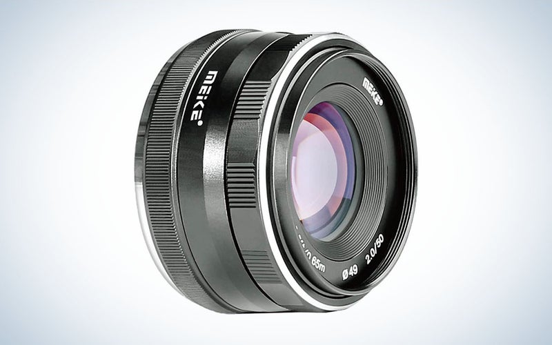 适用于 Fujifilm X 的 Meike 50mm F/2.0 手动对焦镜头是最便宜的富士人像镜头，售价不到 100 美元。
