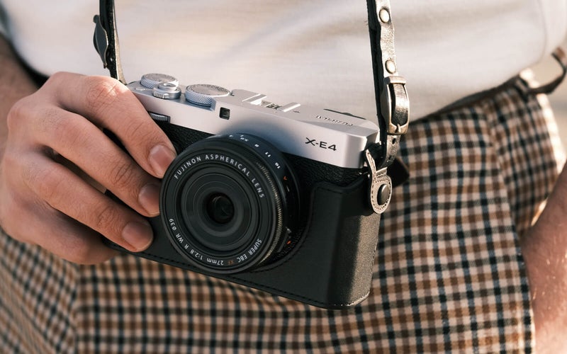The Fujifilm X-E4 is the best gift for photographers.