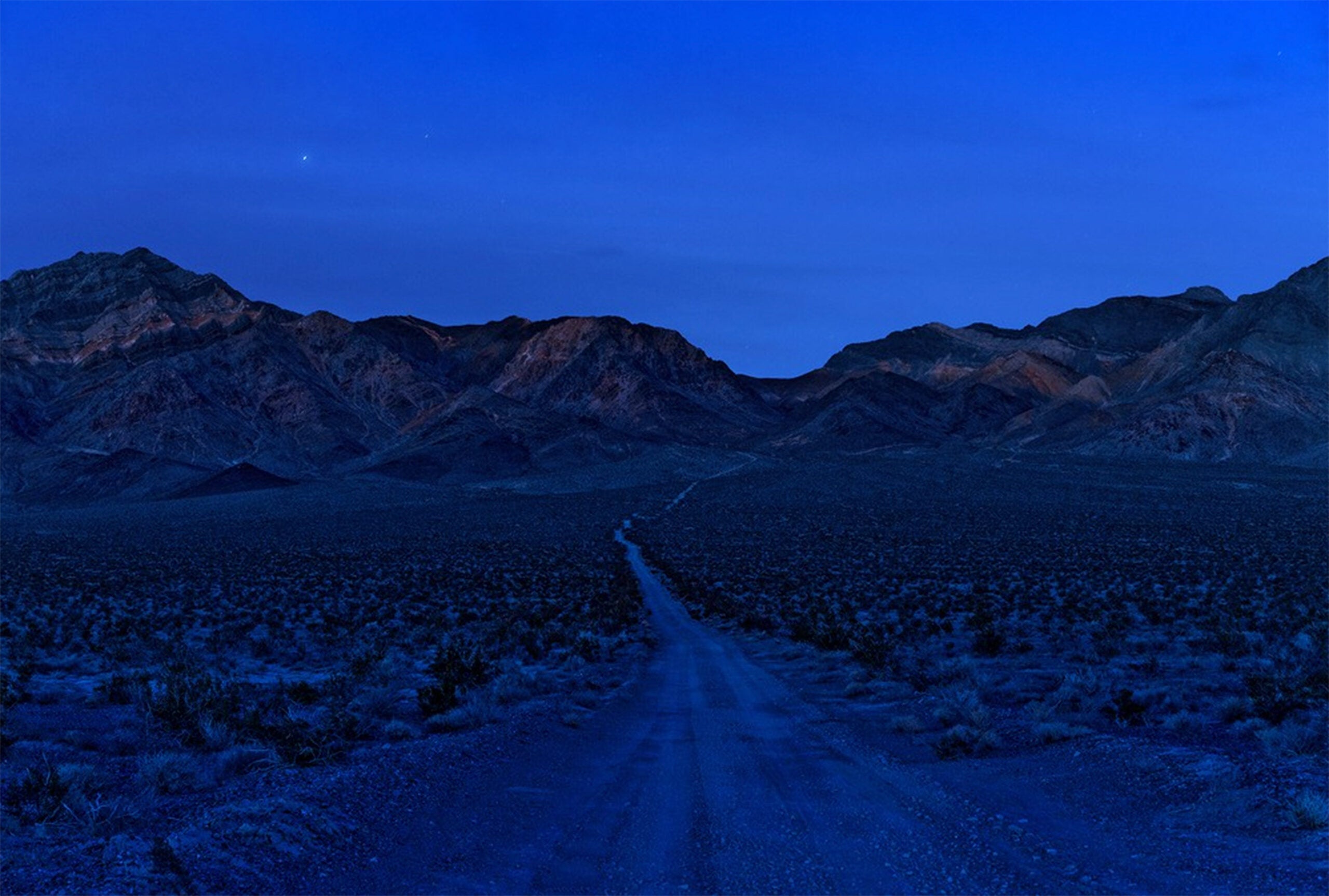 “Mountain range surrounding the Nevada Test Site, November, 2017.” Photography by Sim Chi Yin, Singaporean (b. Singapore 1978). From the series “Most People Were Silent.” Archival pigment print. Harvard Art Museums/Fogg Museum, Richard and Ronay Menschel Fund for the Acquisition of Photographs, 2020.181.