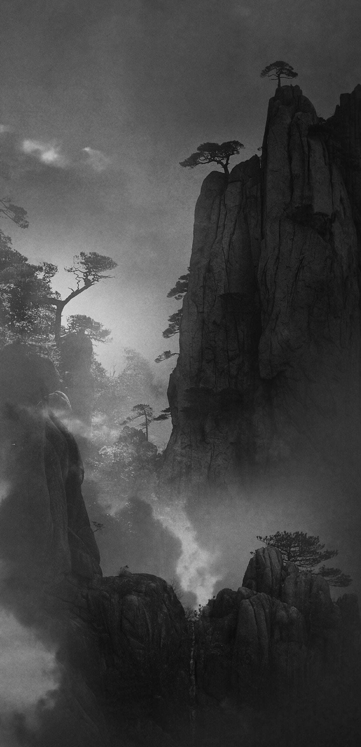 Esta foto de paisagem em preto e branco foi criada pelo fotógrafo chinês Honghua Shi, que venceu na categoria Paisagem / Natureza.