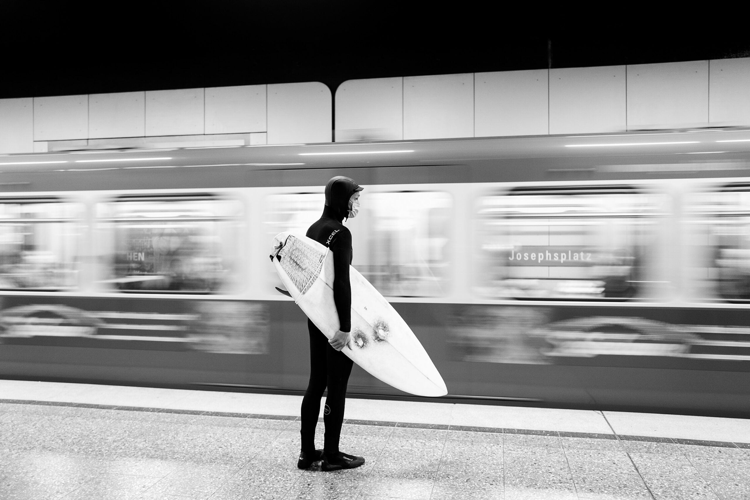 Carolin Unrath (Germany) won the Lifestyle by COOPH category for her black and white image of a surfer about to board a train in Munich.