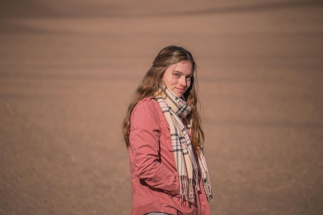 דיוקן של אישה צעירה בפארק הלאומי של דיונות החול הגדולות