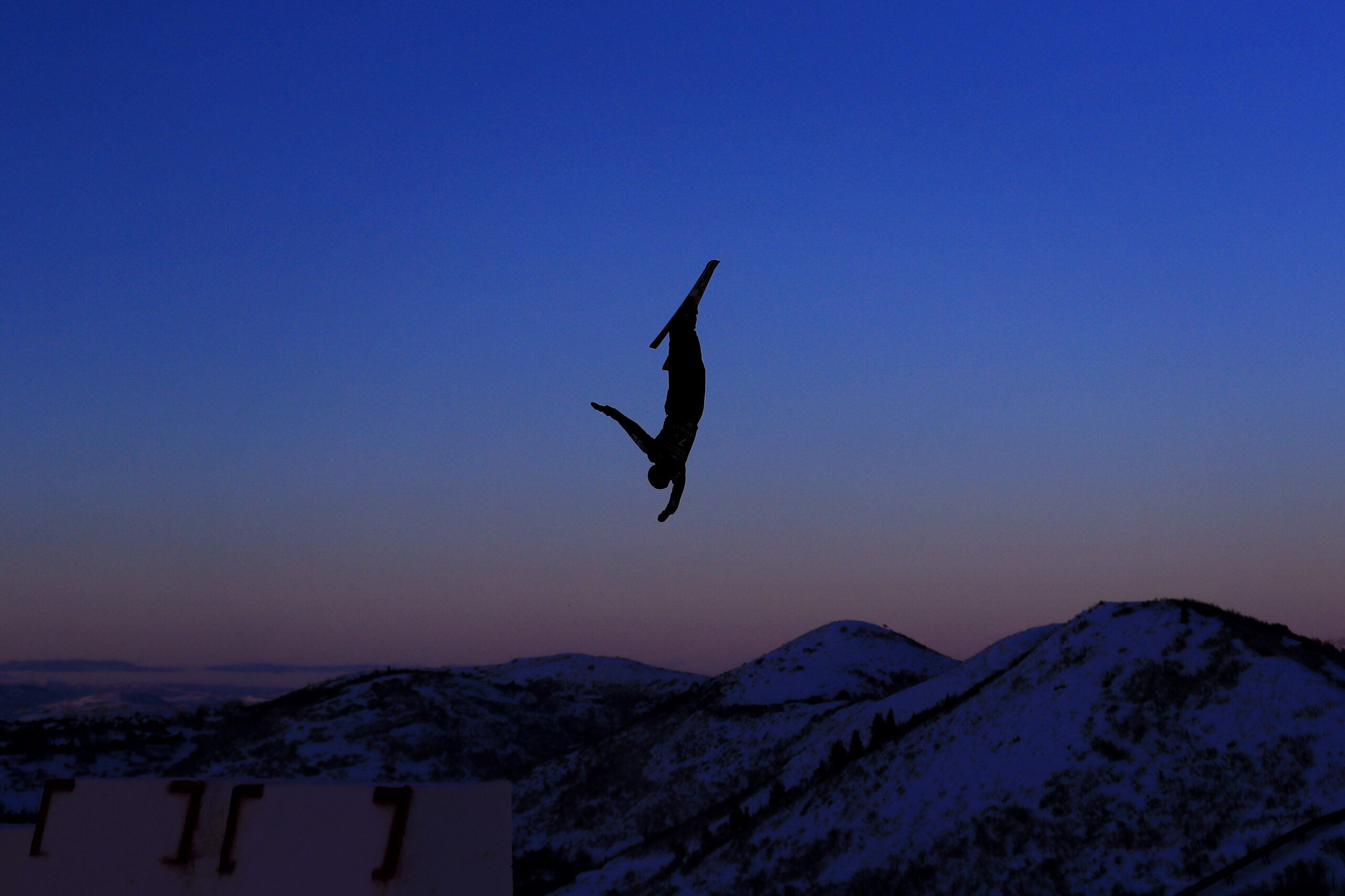 Felix Cormier-Boucher, do Canadá, faz uma corrida durante o treinamento para o Mixed Team Aerials no Campeonato Mundial de Esqui Freestyle FIS em 07 de fevereiro de 2019 no Deer Valley Resort em Park City, Utah.