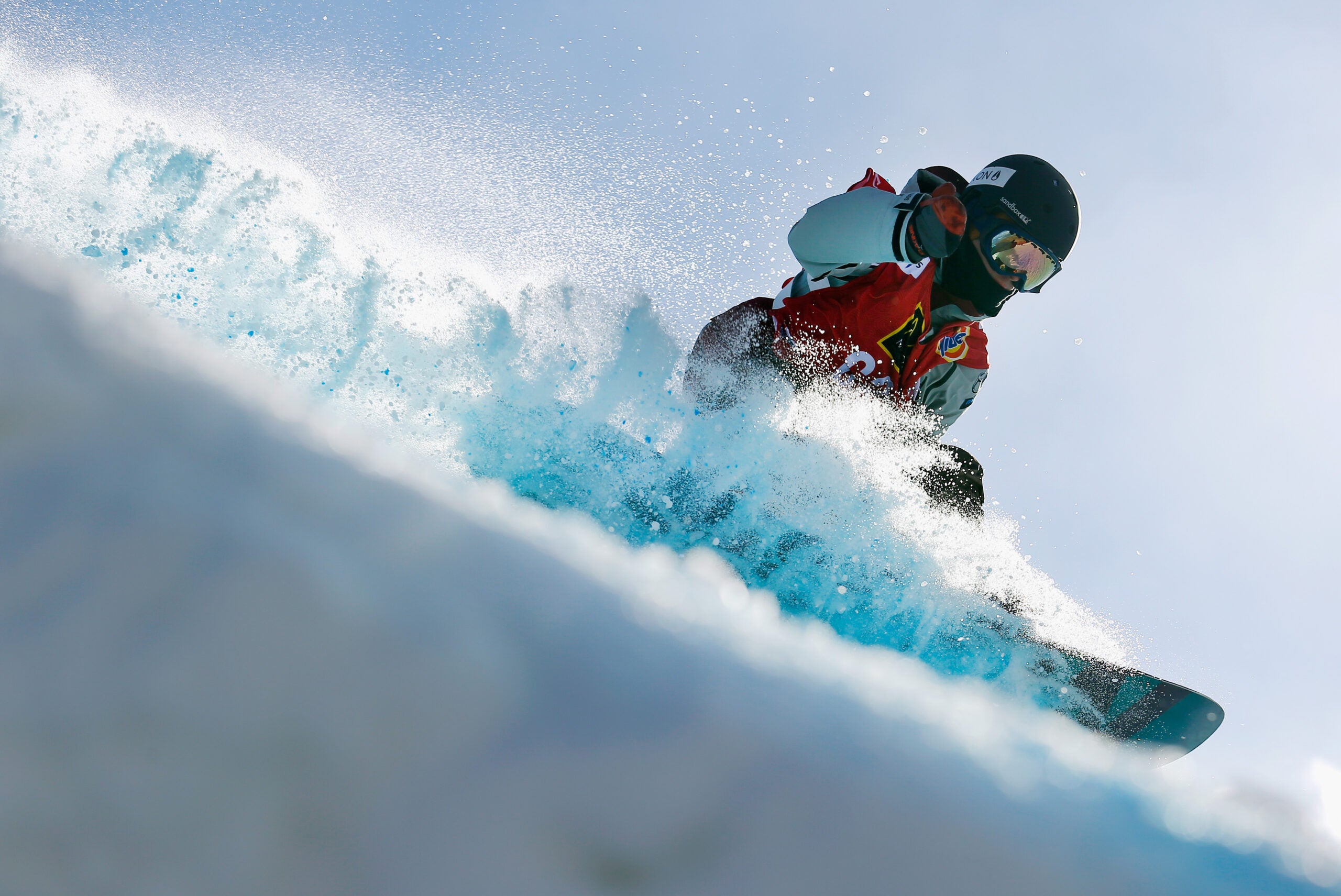 Anthony Stefanizzi do Canadá compete durante a qualificação para o Slopestyle masculino da FIS Snowboard World Cup 2015 durante o Grande Prêmio dos EUA em Park City Mountain em 25 de fevereiro de 2015 em Park City, Utah.