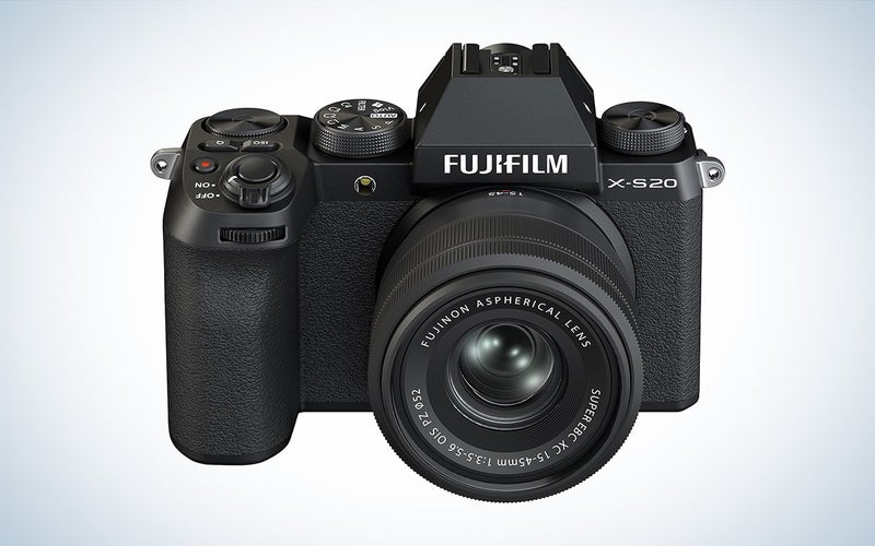 黑色 Fujifilm X-S20 无反光镜视频博客相机,镜头安装在白色背景上