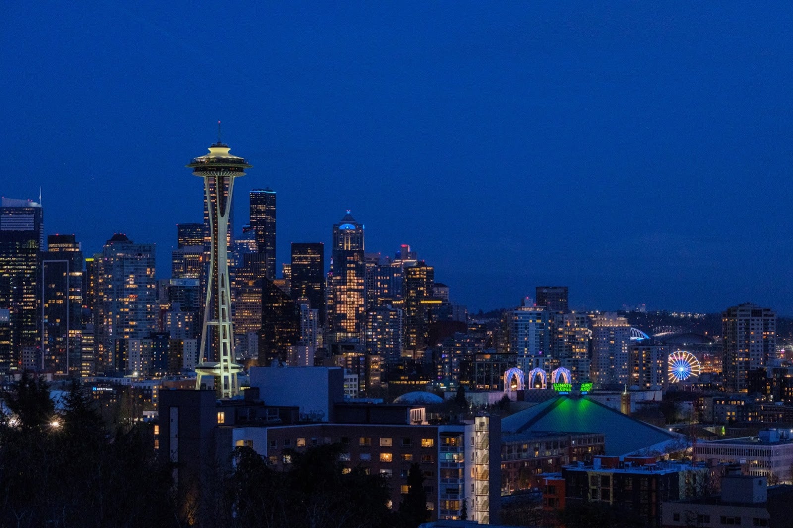 A night photos of the Seattle skyline with space needle.