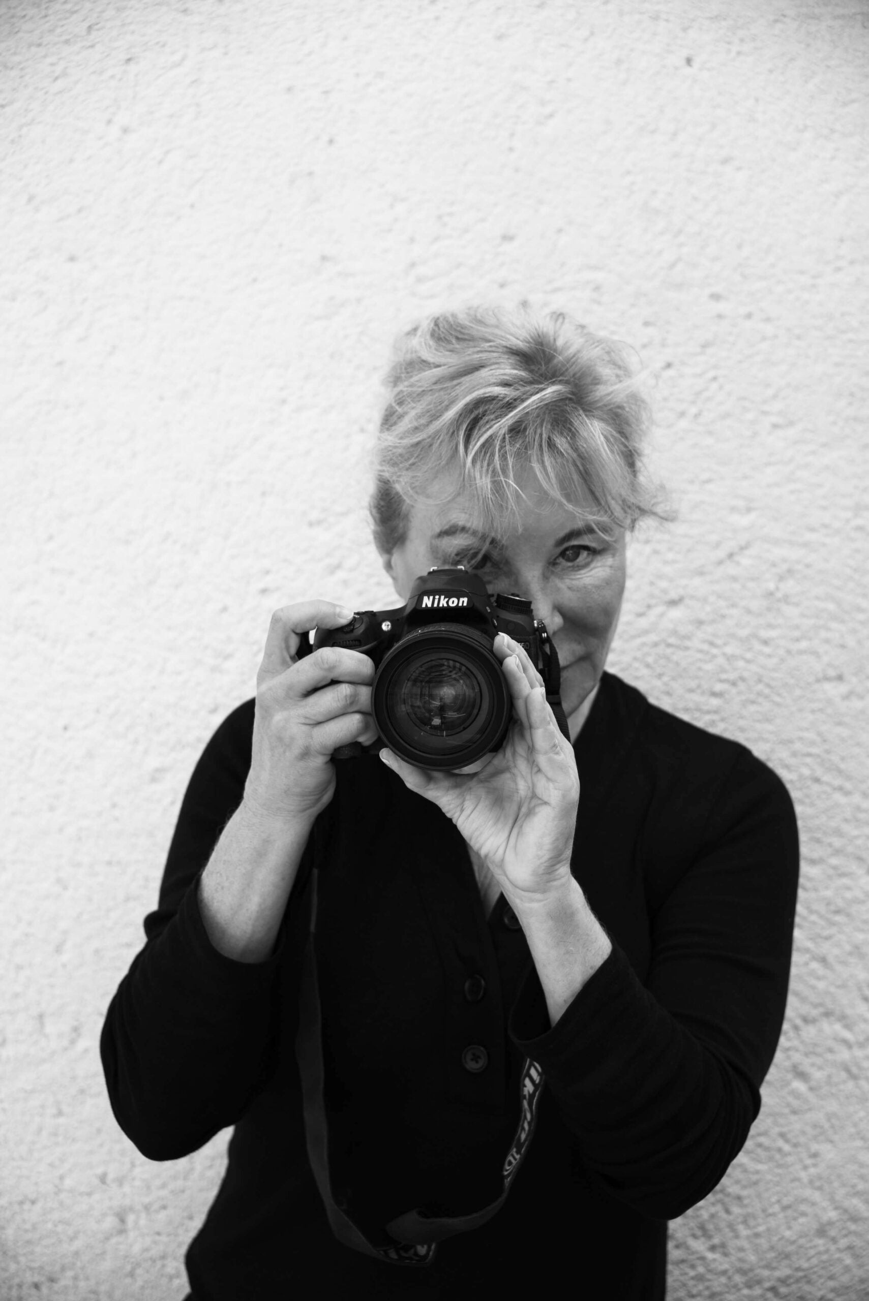 portrait of Brazilian street photographer Sandra Cattaneo Adorno holding her Nikon D750