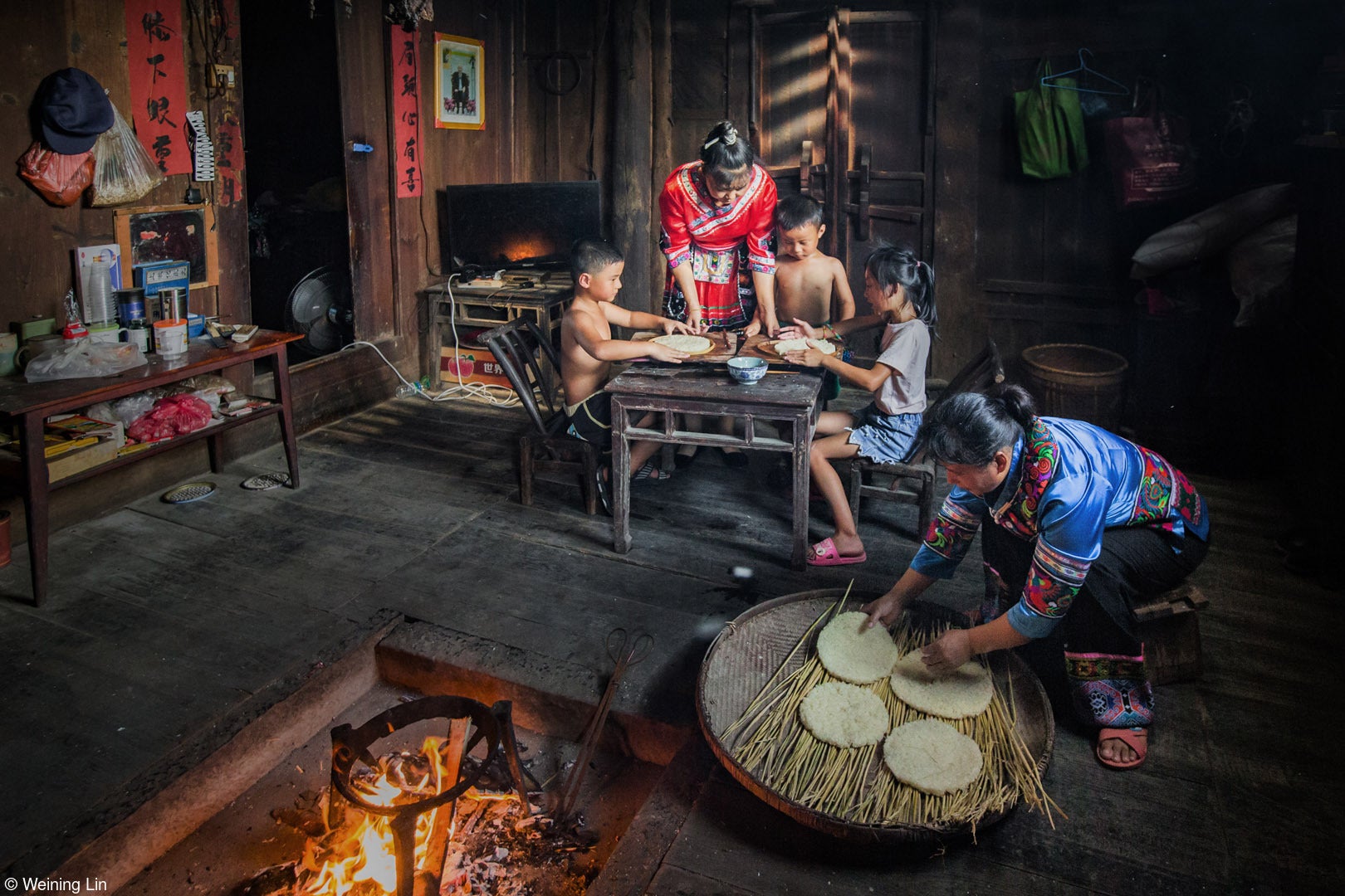 uma família prepara comida tradicional na china 