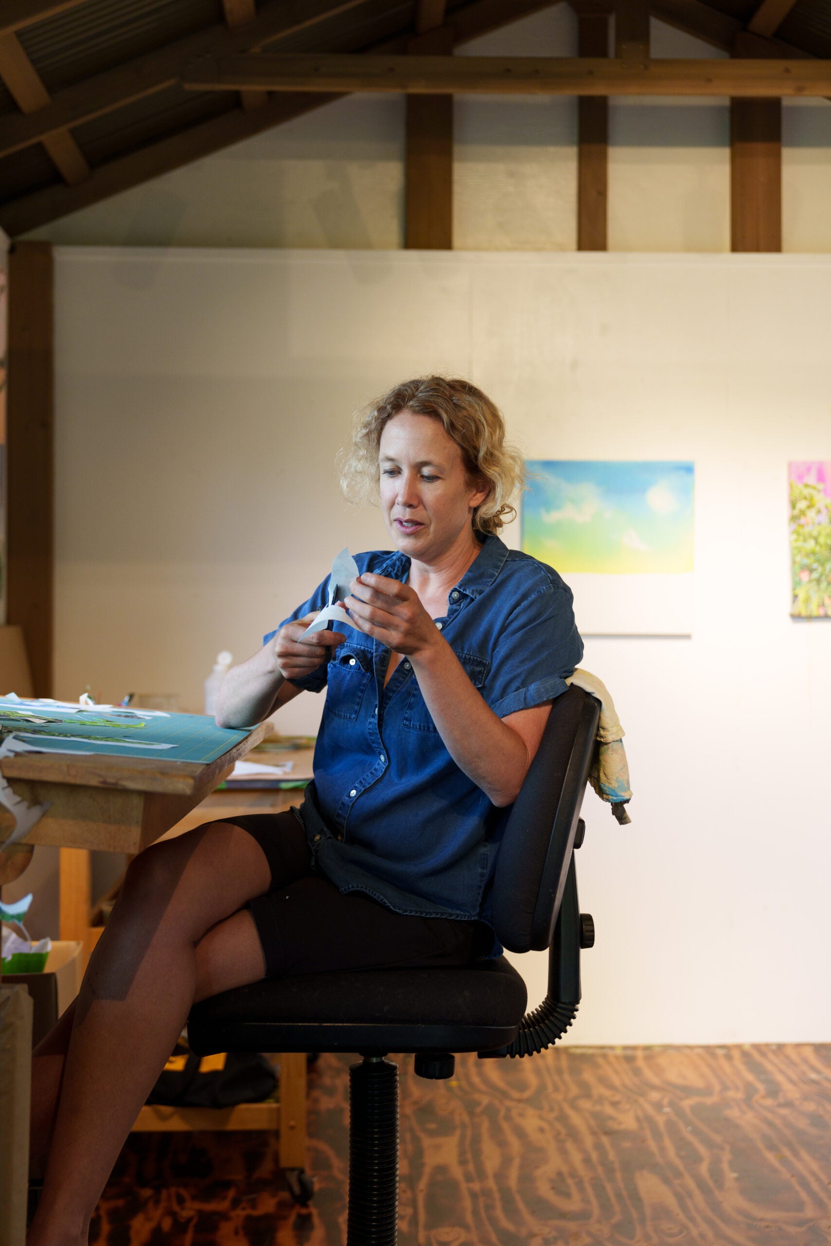 Margo Ray in her Hawaii studio. Sony a7IV test image.