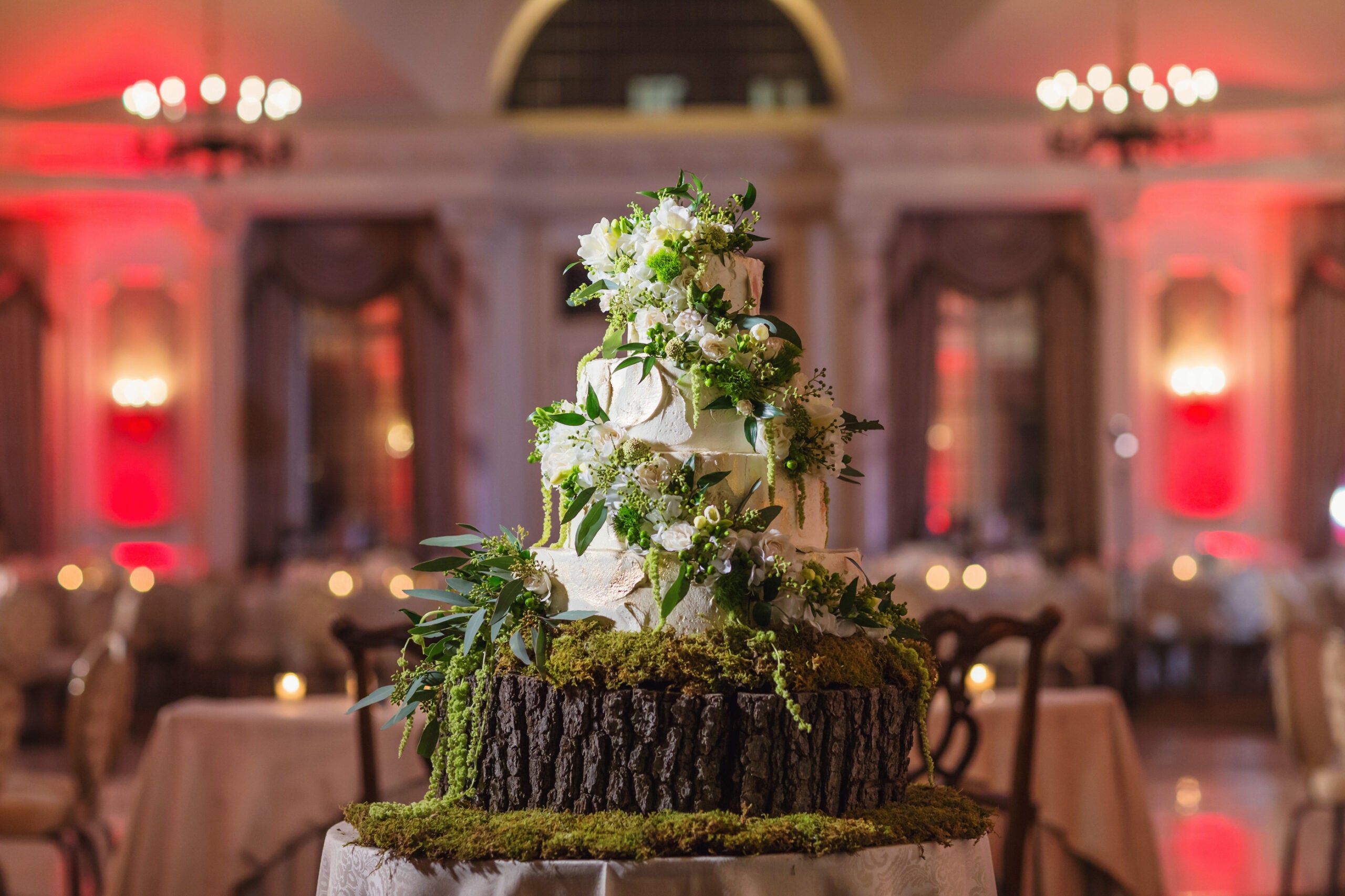 A stunning wedding cake.