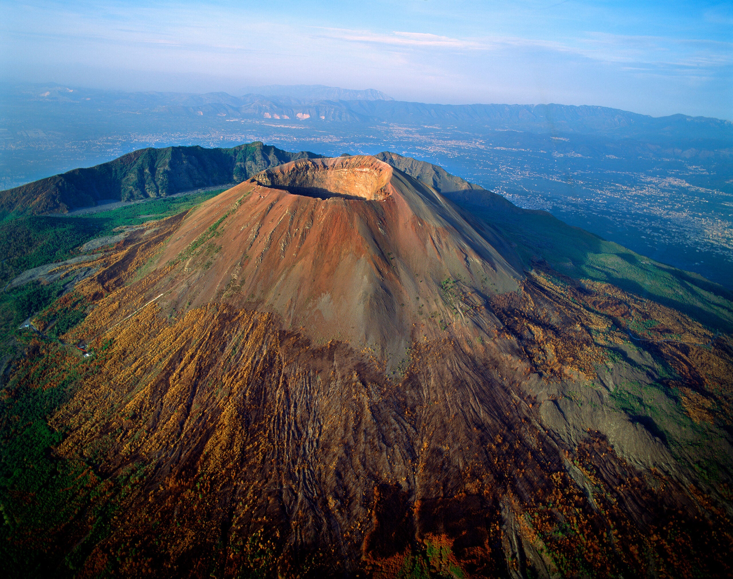 Photographer falls into Mount Vesuvius