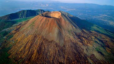 Selfie-snapping photographer falls into Mount Vesuvius