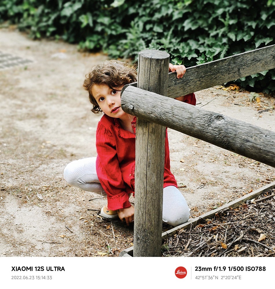 Xiaomi Leica Beispielbild Mädchen im roten Mantel